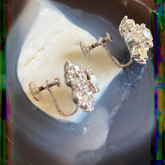 Vintage rhinestone earrings.  Clusters.  Screw backs for non pierced wears. - Picture 4 of 15